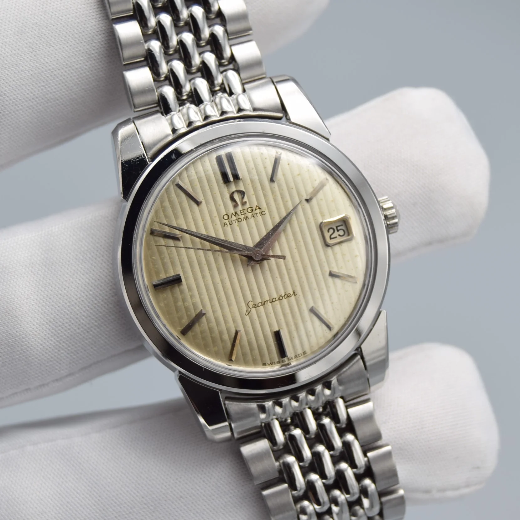 Omega 166.009 Tuxeedo Dial — front view