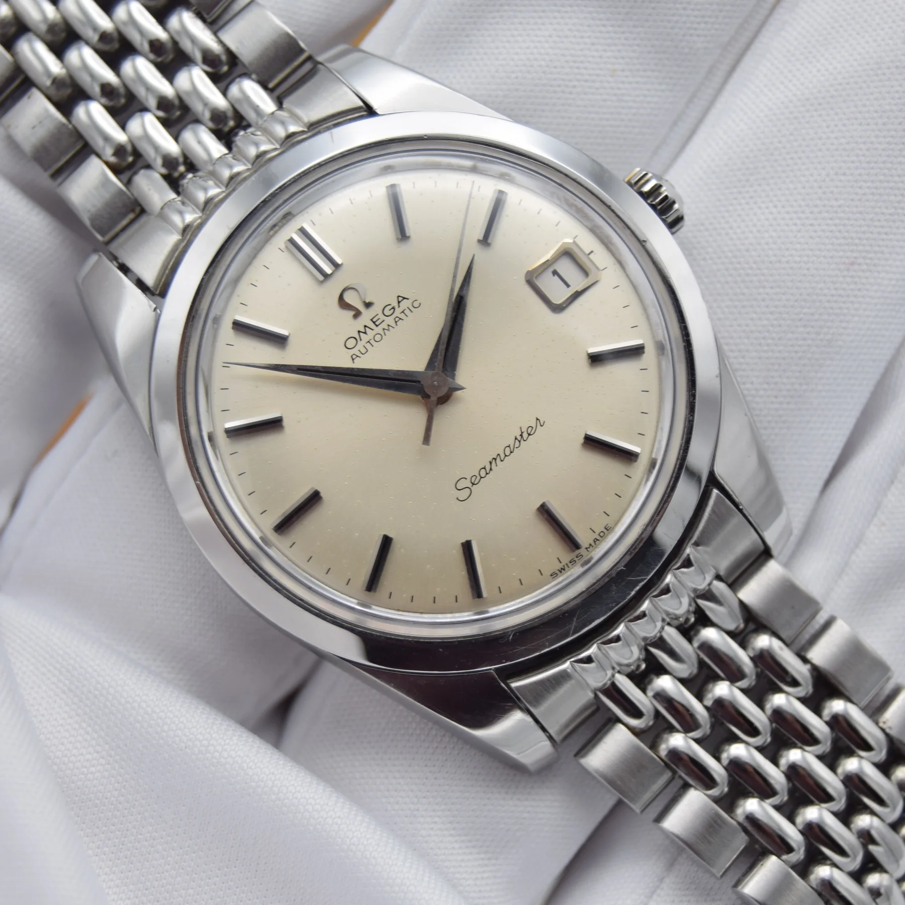 Omega 166.010 — front view