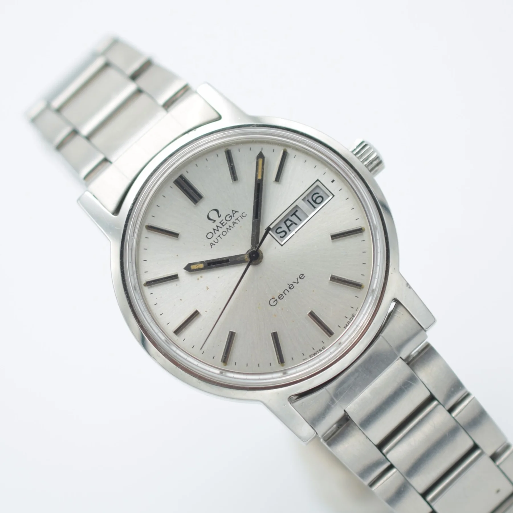 omega 562 — front view