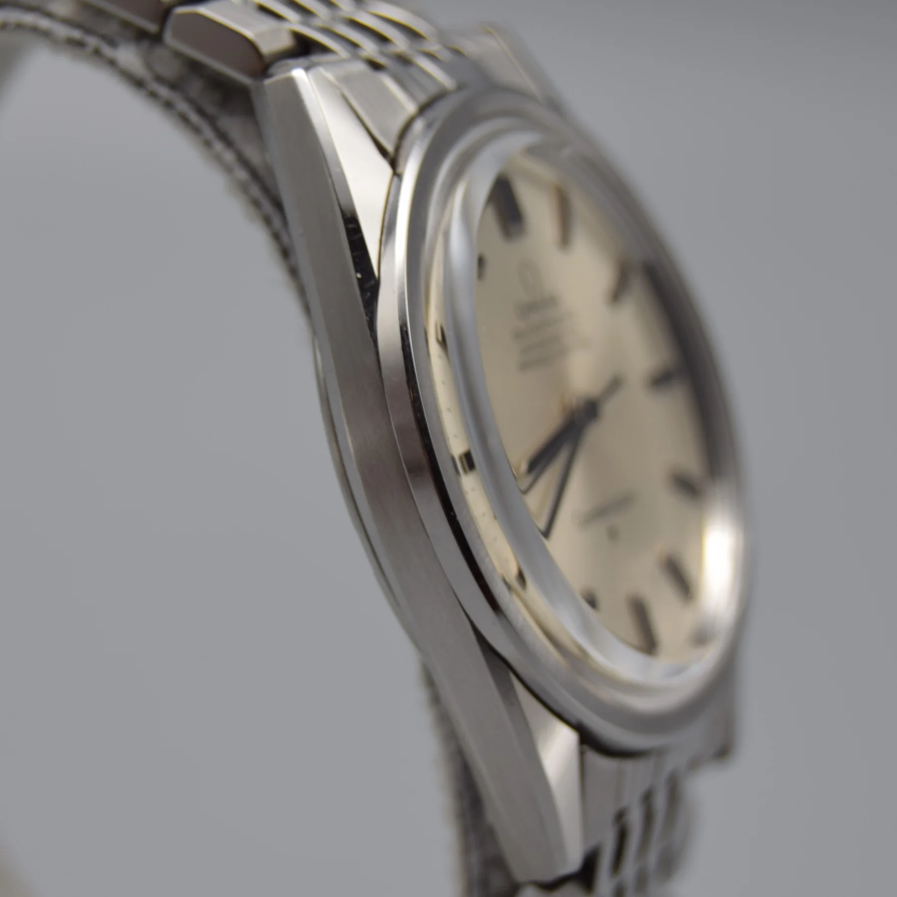 Omega Constellation 167.021 — case profile