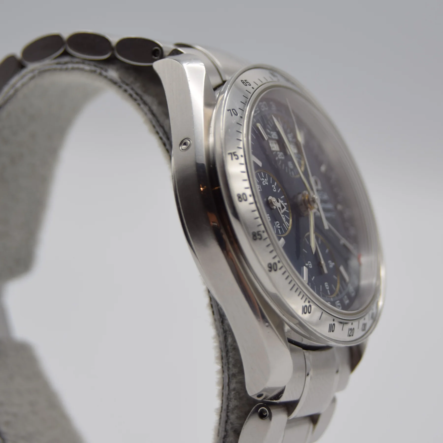 Omega Speedmaster Triple Calendar 3523.80 — case profile